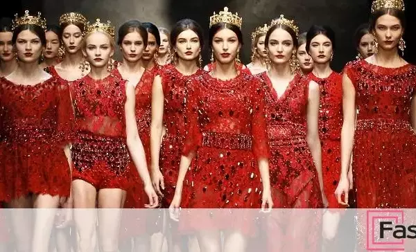 Красные платья с узорами на подиуме